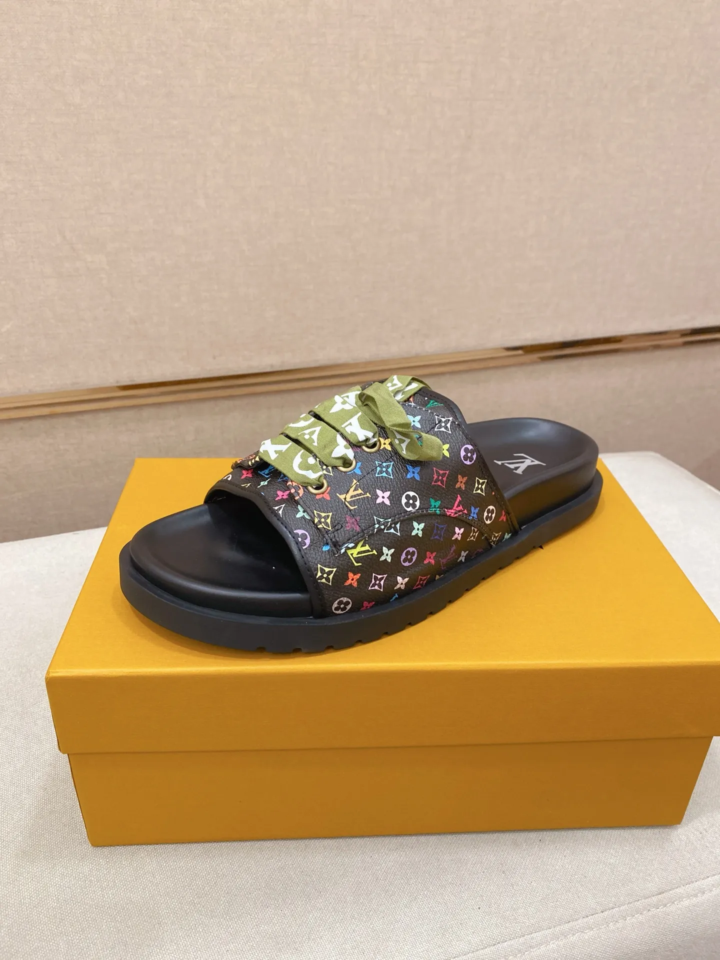 Men's shoes 💰: 340💰Made by LV🔍Top purchasing agents. Men's spring and summer slippers are available at the same counter. The uppers are imported cowhide from Italy, with logo graphics and high-quality craftsmanship. Soles: original soles specially provided by the original factory. Exclusive movable molded soles are super comfortable. Original goods follow orders. 🔍🔍High quality. You can enter and exit the counter at will. Welcome to compare. Size 38-44.